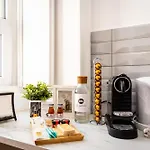 Sunlit & Patio - Prime Apartament